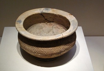 网纹陶釜，昙石山文化（约公元前3500年-前2000年），1965年福建闽侯县昙石山出土，中国国家博物馆文物展。