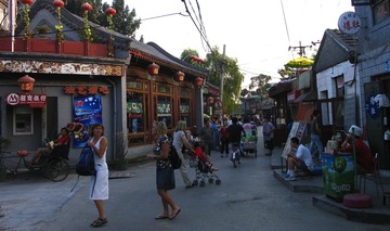 北京市，烟袋斜街，胡同中的外国游客。
