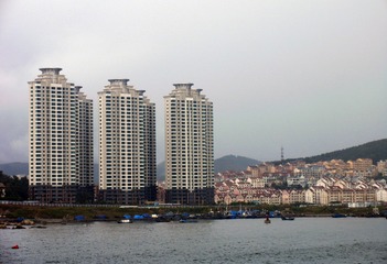 大连市海滨的商务建筑和房地产项目。
