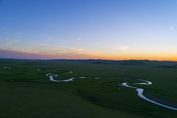 内蒙古呼伦贝尔草原地理风光，牧场莫日根河河湾暮色风景。