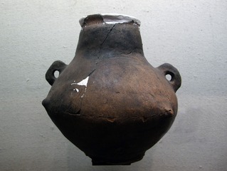 双耳四乳钉直径壶，青铜时代，富裕县小登科墓群出土，黑龙江省齐齐哈尔市博物馆。