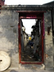 北京市东城区胡同建筑，贴有对联的四合院宅门。005