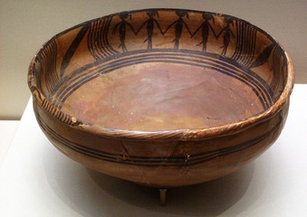 舞蹈纹彩陶盆，马家窑文化（约公元前3200年-前2000年），1974年青海大通上孙家寨出土，中国国家博物馆文物展。
