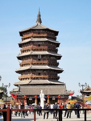 山西省朔州市应县的应县木塔，全名为佛宫寺释迦塔，位于佛宫寺院内，是佛宫寺的主体建筑。建于辽清宁二年（公元1056年），金明昌六年（公元1195年）增修完毕。它是我国现存最古老最高大的纯木结构楼阁式建筑，是我国古建筑中的瑰宝，世界木结构建筑的典范。 (2)