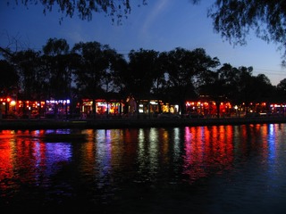 北京什刹海风光，酒吧，霓虹灯闪烁，夜色阑珊。