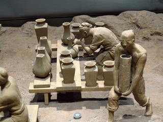 清代景德镇御窑厂制瓷工艺流程——蘸釉吹釉，此模型根据清朝乾隆年间督窑官唐英所编《陶冶图编次》的制瓷过程，北京首都博物馆文物展。