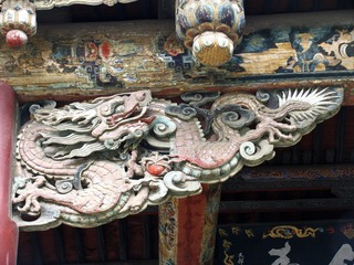 山西省太原晋祠，水镜台房檐上木雕龙。