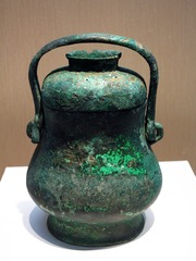 铜提梁卣，西周（前1046-前771年）山西省翼城大河口1号墓出土，首都博物馆文物展。