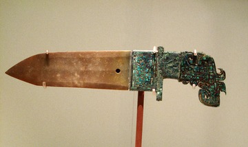 玉援青铜内戈，商王武丁时期，1976年河南省安阳殷墟妇好墓出土，中国国家博物馆文物。