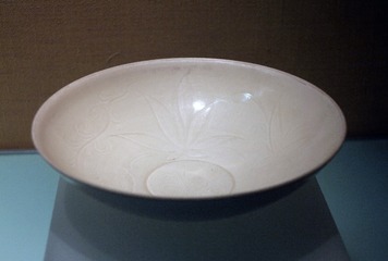 定窑白釉划花萱草纹碗，宋代，北京首都博物馆文物展。