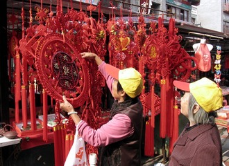 天津鼓楼商业街（北街）：游人在选购巨大的中国结
