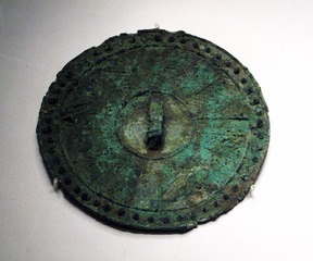 青铜镜，商王武丁时期，1976年河南安阳殷墟妇好墓出土，中国国家博物馆文物展。