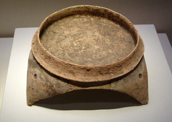 三足陶盘，石峡文化（约公元前2900年-前2700年），1978年广东曲江石峡出土，中国国家博物馆文物展。
