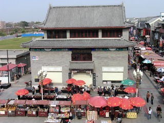 天津鼓楼商业街（北街）的仿古建筑“北方古玩城”