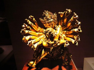 铜镀金喜金刚像，明代，西藏，北京首都博物馆文物展。