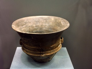 灰陶折腹盆，新石器时代晚期（距今4000-前21世纪），昌平区雪山遗址出土，北京首都博物馆文物展。