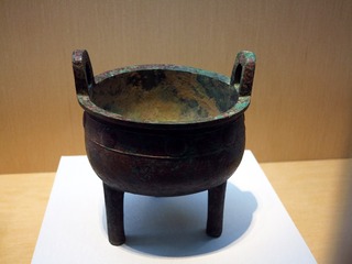 柱足圆鼎，西周青铜器，山西翼城县大河口1号墓出土，山西省考古研究所藏，首都博物馆文物展。