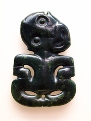 人形项饰，卡瓦卡瓦品种，约制于1600年-1850年，中国国家博物馆（毛利碧玉：新西兰的传世之宝）展览。