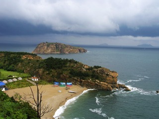 大连市海滨风光，远处是棒槌岛。