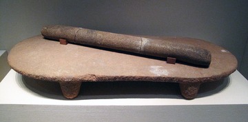 石磨盘、石磨棒，斐李岗文化（约公元前6100年-前5000年），1978年河南新郑斐李岗出土，中国国家博物馆文物展。