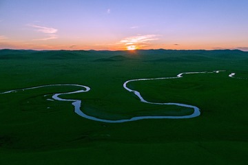 内蒙古呼伦贝尔草原地理风光，牧场莫日根河河湾暮色风景。004