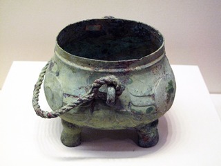 鸮卣，商后期，1953年河南省安阳大司空村出土，中国国家博物馆文物。