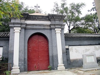 2004年11月10日，北京：南堂大门上建有十字架