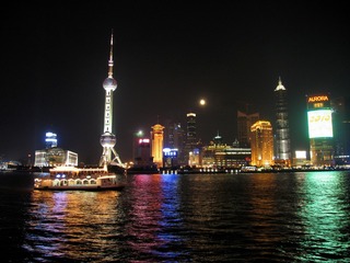 a上海，游船在夜色的黄浦江上缓缓前行