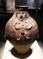 裸体浮雕陶壶，马家窑文化（约公元前3200年-前2000年），1974年青海乐都柳湾出土，中国国家博物馆文物展。