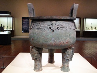 子龙鼎，传20世纪20年代河南辉县出土，中国国家博物馆文物。