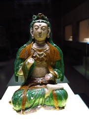 龙泉务窑三彩菩萨像，辽代，北京门头沟龙泉务窑址出土，首都博物馆文物展。