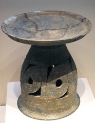 陶豆，大汶口文化（约公元前4200年-前2500年），1974年山东胶县三里河出土，中国国家博物馆文物展。