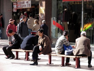 北京王府井：在步行街休息的游人  （摄于2004年11月）
