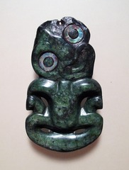经过热处理的人形项饰，碧玉（软玉），约制于1600-1820年，中国国家博物馆（毛利碧玉：新西兰的传世之宝）展览。002