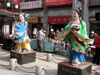 天津鼓楼商业街（北街）：泥人张门口的大型彩塑“和合二仙”，这两位仙人象征了生活和睦与合美