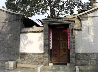 北京市东城区胡同建筑，贴有对联的四合院宅门。003