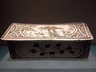 磁州窑白地黑花人物故事枕，金代，北京首都博物馆文物展。