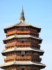 山西省朔州市应县的应县木塔，全名为佛宫寺释迦塔，位于佛宫寺院内，是佛宫寺的主体建筑。建于辽清宁二年（公元1056年），金明昌六年（公元1195年）增修完毕。它是我国现存最古老最高大的纯木结构楼阁式建筑，是我国古建筑中的瑰宝，世界木结构建筑的典范。001 (2)