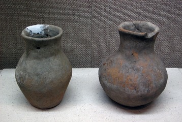 黄褐陶壶，青铜时代，梅里斯三八村东土岗墓葬出土，黑龙江省齐齐哈尔市博物馆。