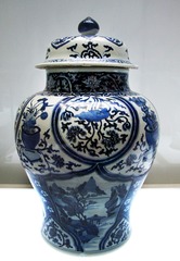 青花开光山水花卉纹将军罐，清代，景德镇窑，2005年福建平潭碗礁1号沉船遗址出水，中国国家博物馆文物展。