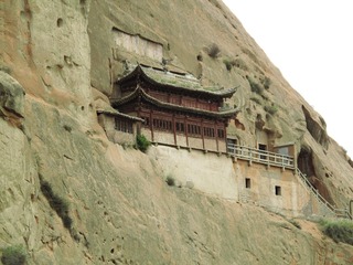 甘肃南裕固族自治县马蹄寺，悬壁上的庙宇。也叫普光寺，建于东晋十六国时期的北凉，距今已逾1600年，藏传佛教寺院。001