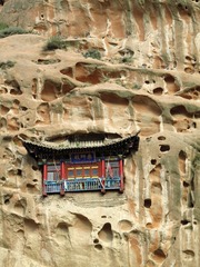 甘肃南裕固族自治县马蹄寺，悬壁上的药师殿。也叫普光寺，建于东晋十六国时期的北凉，距今已逾1600年，藏传佛教寺院。