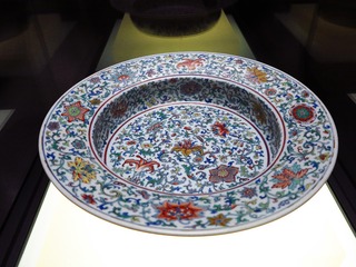 斗彩缠枝蕃莲纹盆，清朝乾隆年间瓷器，北京首都博物馆文物展。