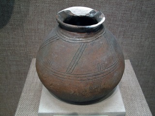 几何纹黄褐陶壶，青铜时代，富裕县小登科墓群出土，黑龙江省齐齐哈尔市博物馆。
