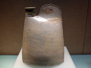 白釉鸡冠壶，此壶因形似马镫，也称“马镫壶”，辽代瓷器，首都博物馆文物展。