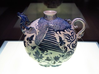 景德镇窑青花凤首扁壶，元代，北京旧鼓楼大街豁口东元代窑藏出土，北京首都博物馆文物展。