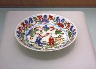 五彩仙人渡海图盘，明朝万历瓷器，北京海淀区清代黑舍里氏墓出土，北京首都博物馆文物展。