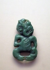 人形项饰，碧玉（软玉），伊纳喀品种，约制于1600年-1850年，中国国家博物馆（毛利碧玉：新西兰的传世之宝）展览。