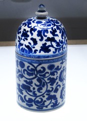 青花缠枝花卉纹筒形盖罐，清代，景德镇窑，2005年福建平潭碗礁1号沉船遗址出水，中国国家博物馆文物展。