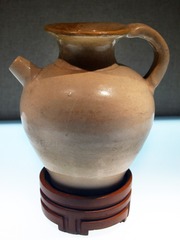 白釉执壶，唐代，1958年河南陕县铁路区出土，中国国家博物馆文物。